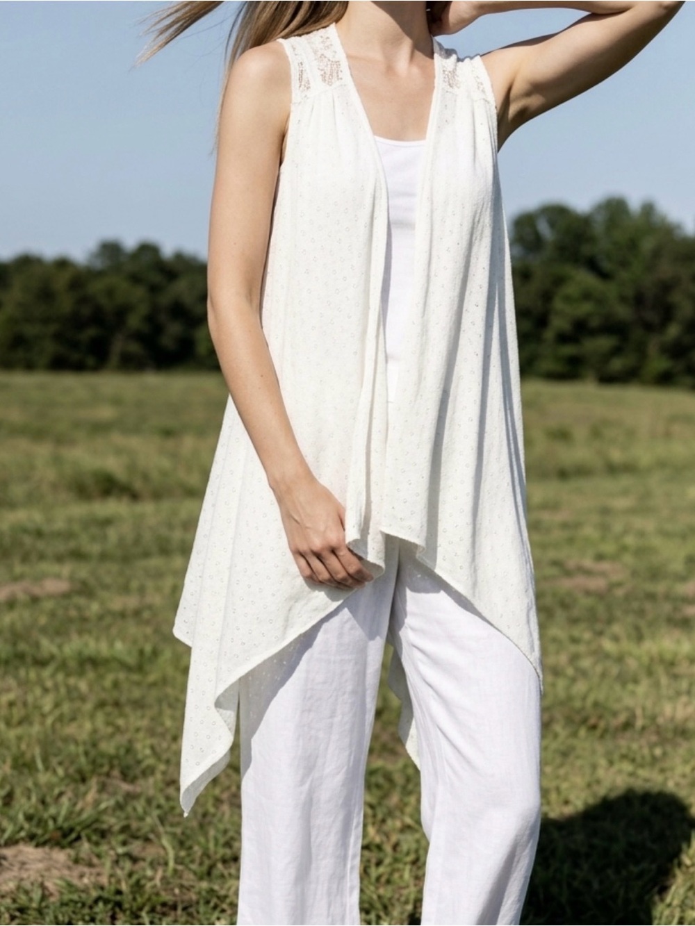 Chic White Women's Sleeveless Vest